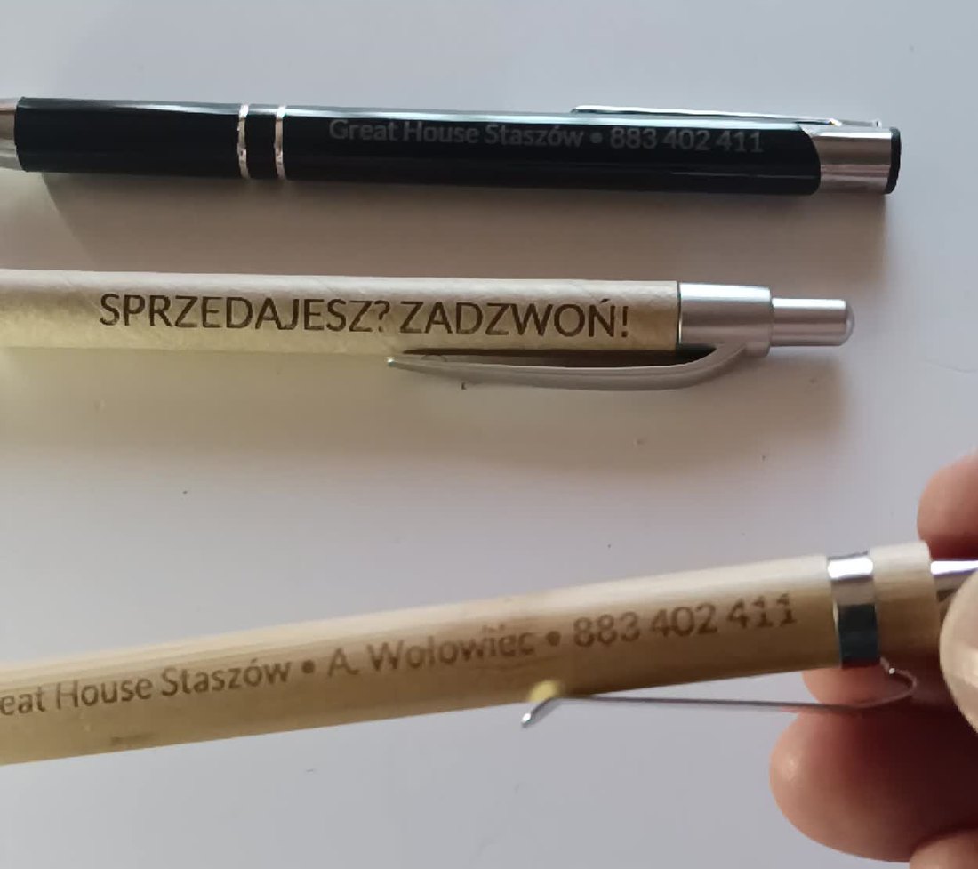 Trzy warianty długopisów z grawerem laserowym: plastikowy, metalowy i bambusowy