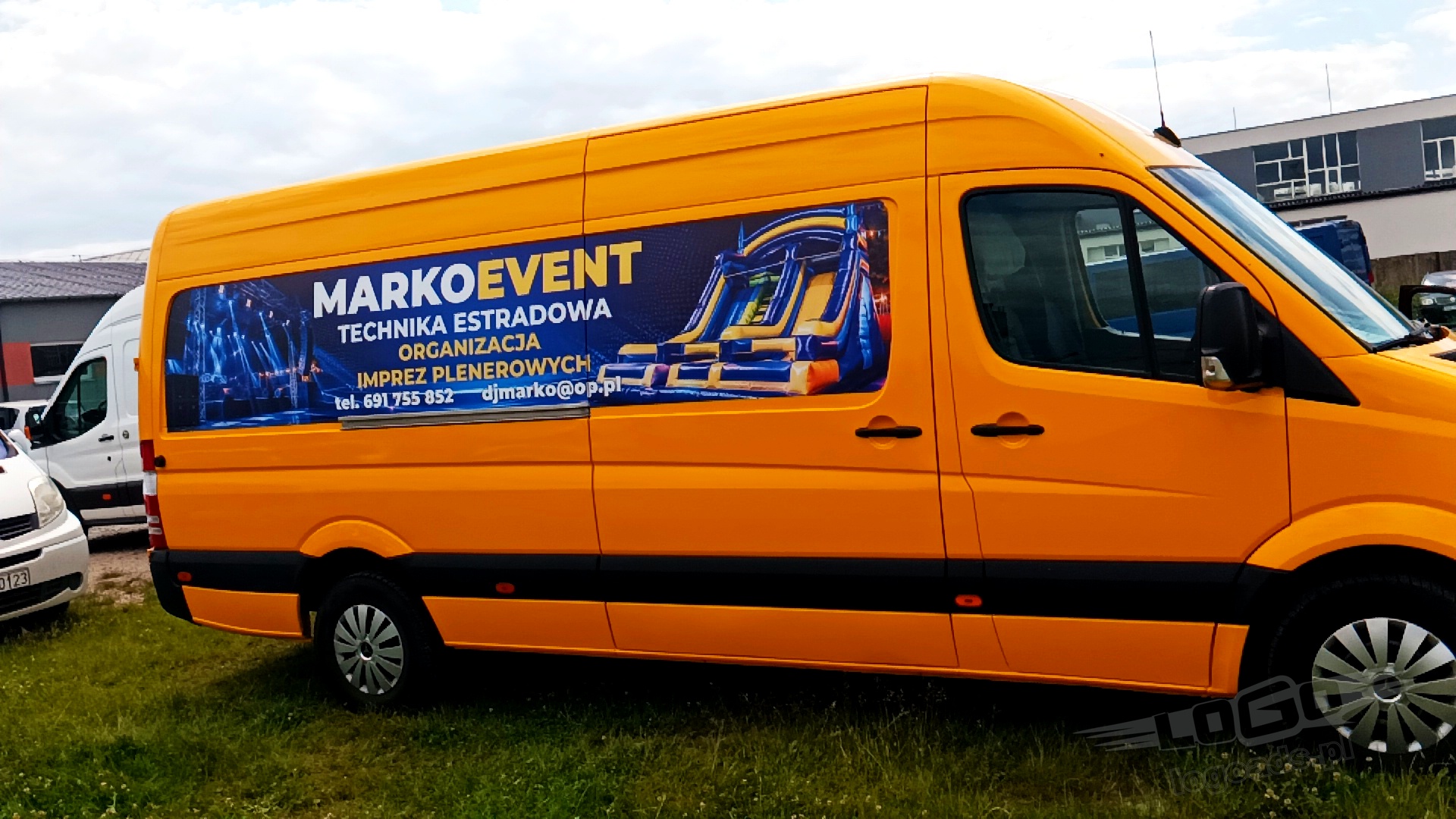 Oklejenie vana MARKOEVENT — oferta widoczna na samochodzie